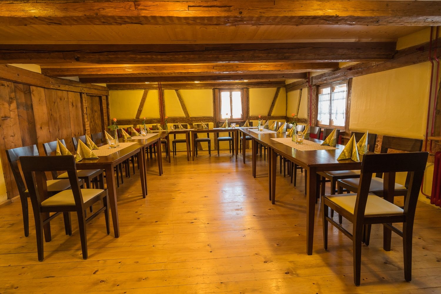Gedeckter Tisch vor dem offenen Kamin