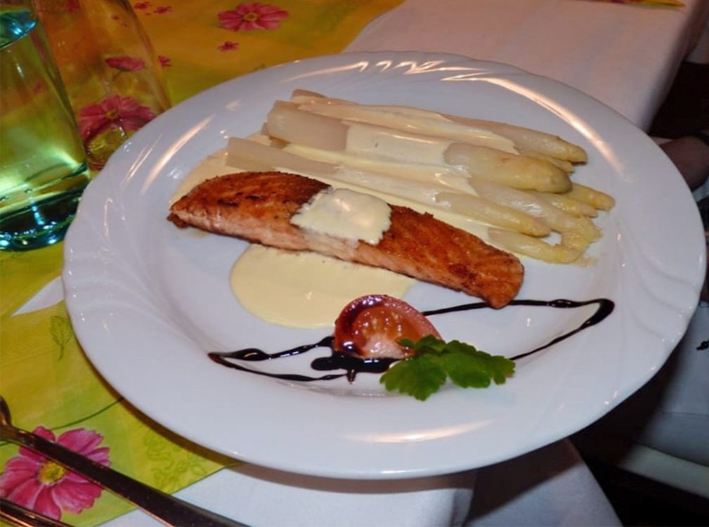 Teller mit Fischfilet, Spargel und heller Sauce