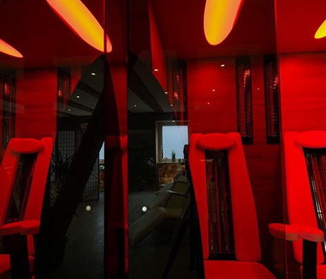 Infrarotkabine mit roter Beleuchtung